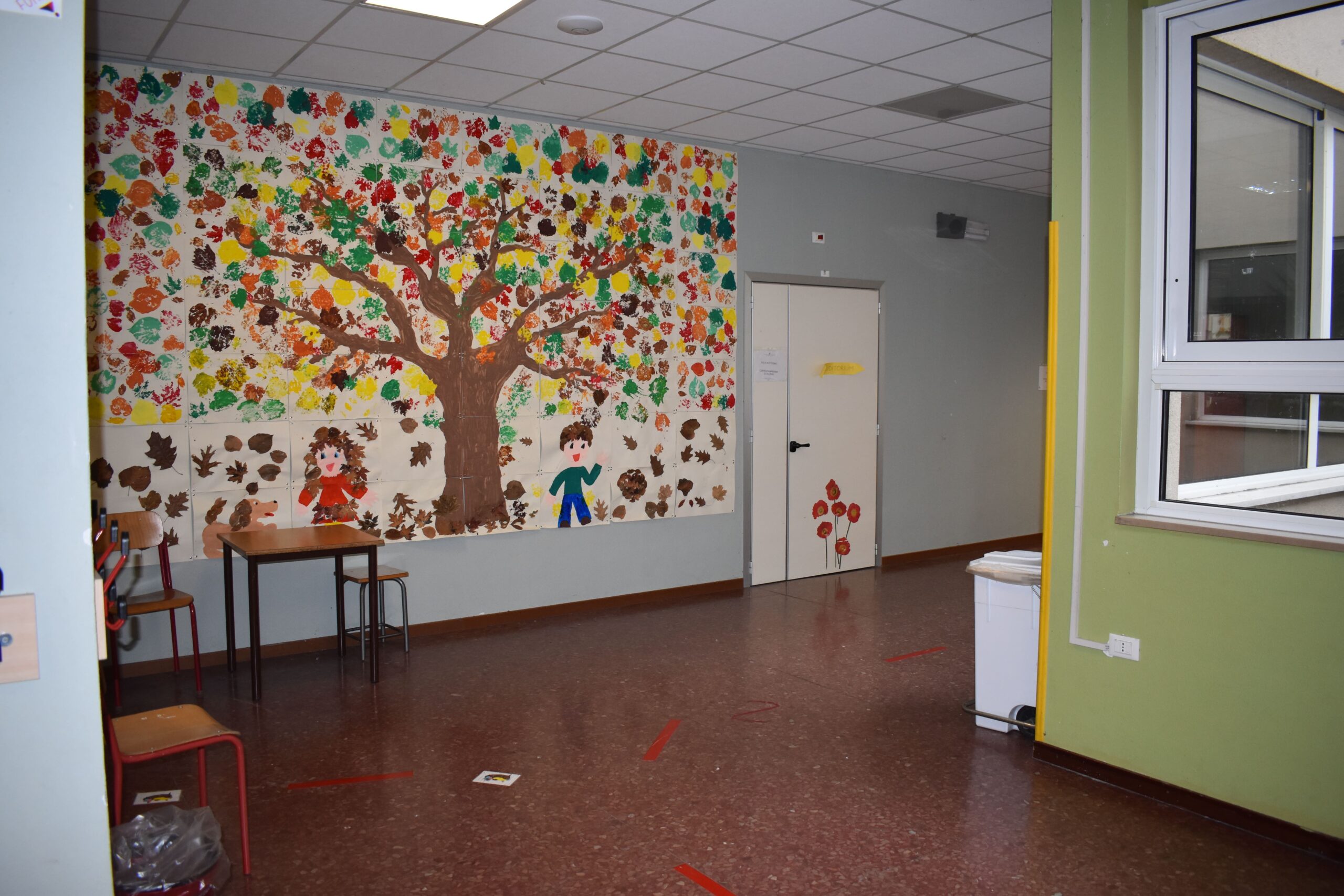 atrio scuola primaria Via De Nicola 40