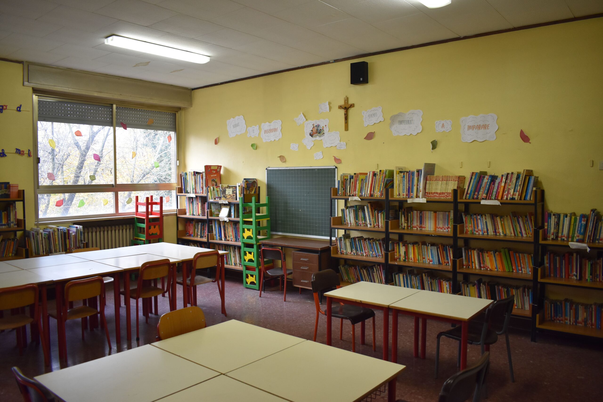 biblioteca scuola primaria De Nicola 2