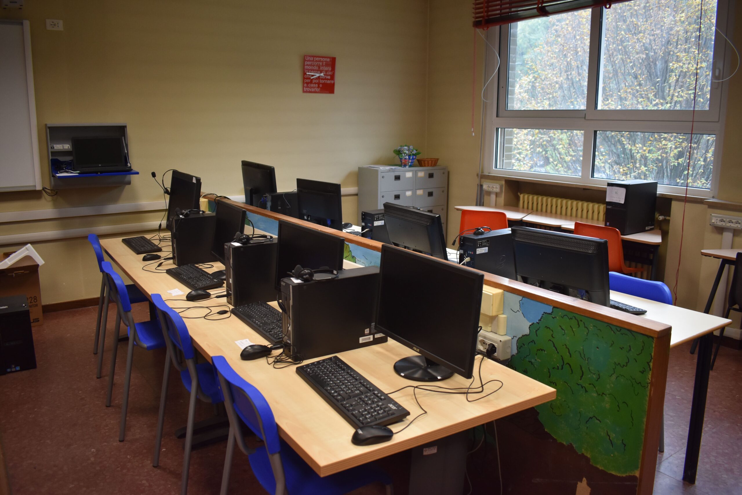 laboratorio informatica scuola primaria Via De Nicola 40