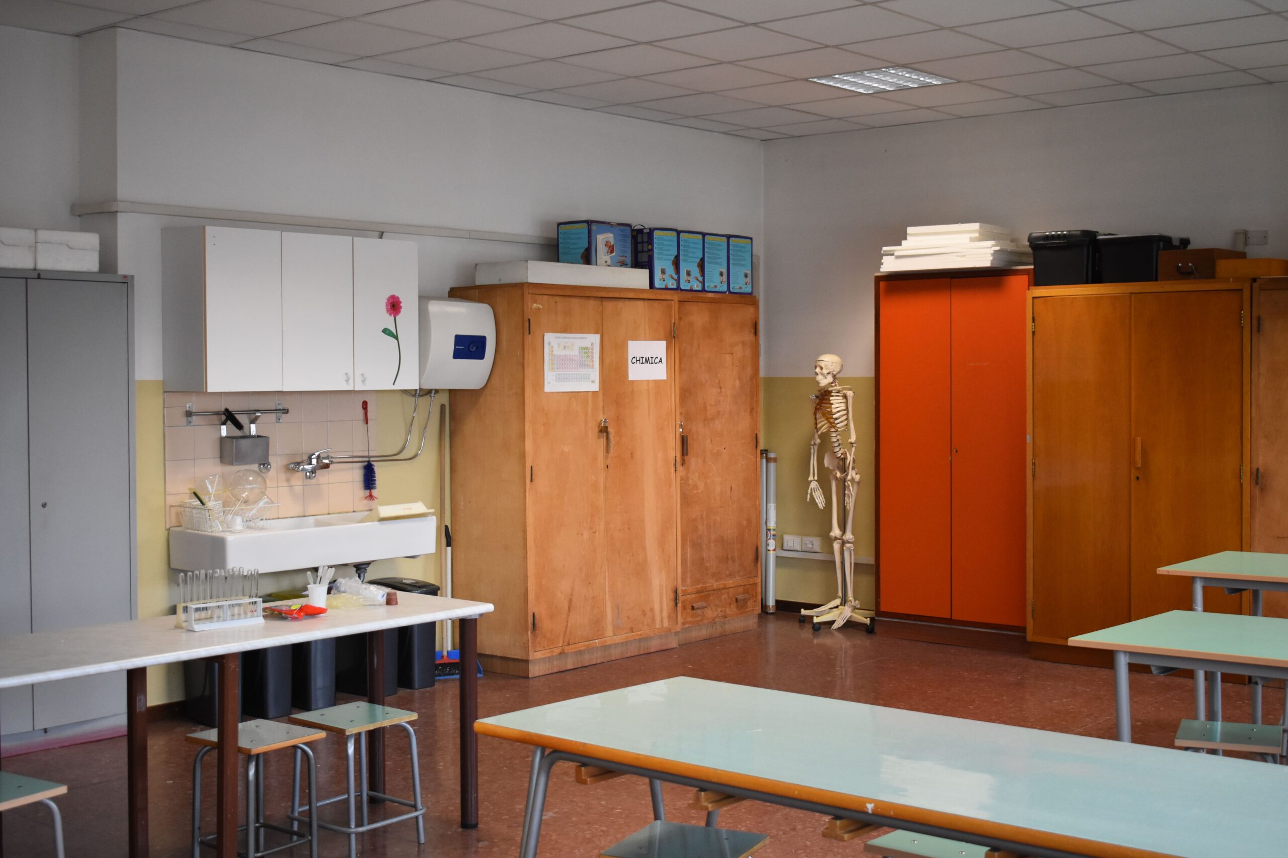 laboratorio scienze scuola primaria Via De Nicola 40
